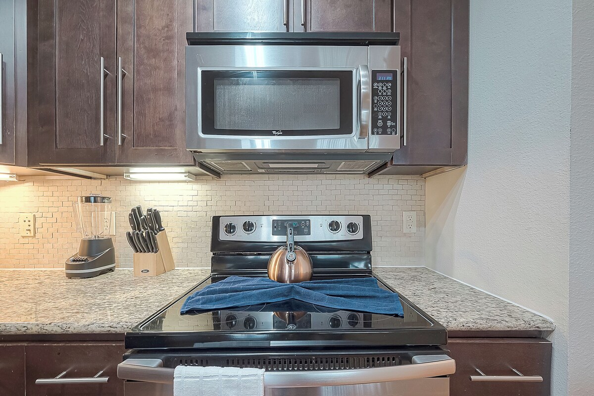 Photo 13 of Charming 2-bedroom apt with Top Notch Amenities, Walking distance to NRG & TMC
