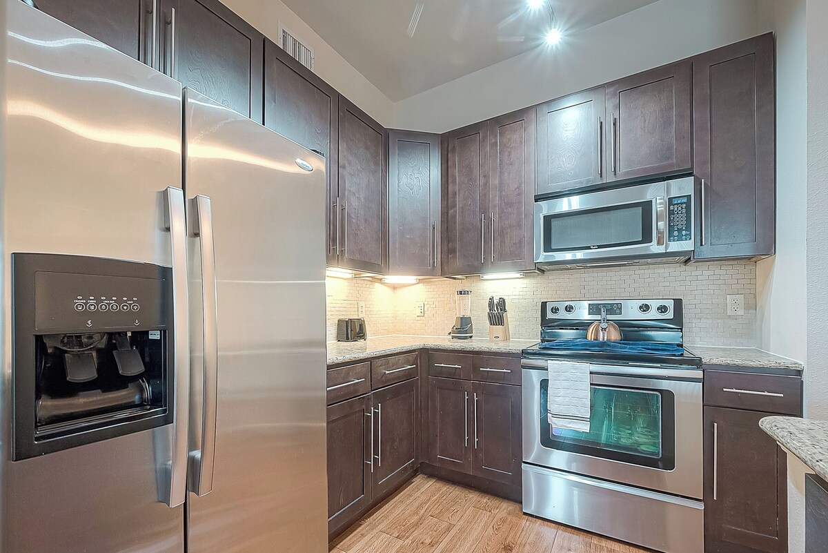 Photo 11 of Charming 2-bedroom apt with Top Notch Amenities, Walking distance to NRG & TMC