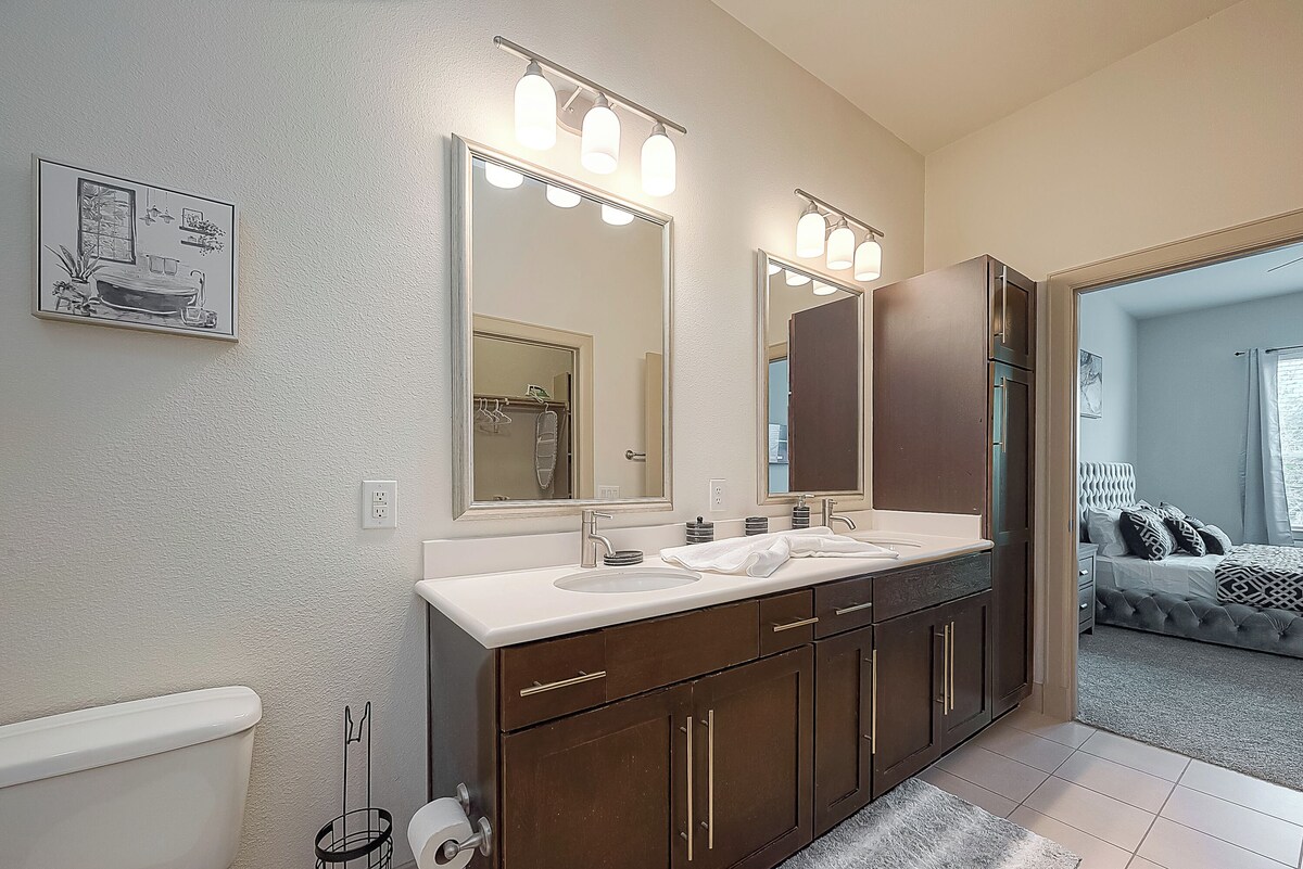 Photo 8 of Charming 2-bedroom apt with Top Notch Amenities, Walking distance to NRG & TMC