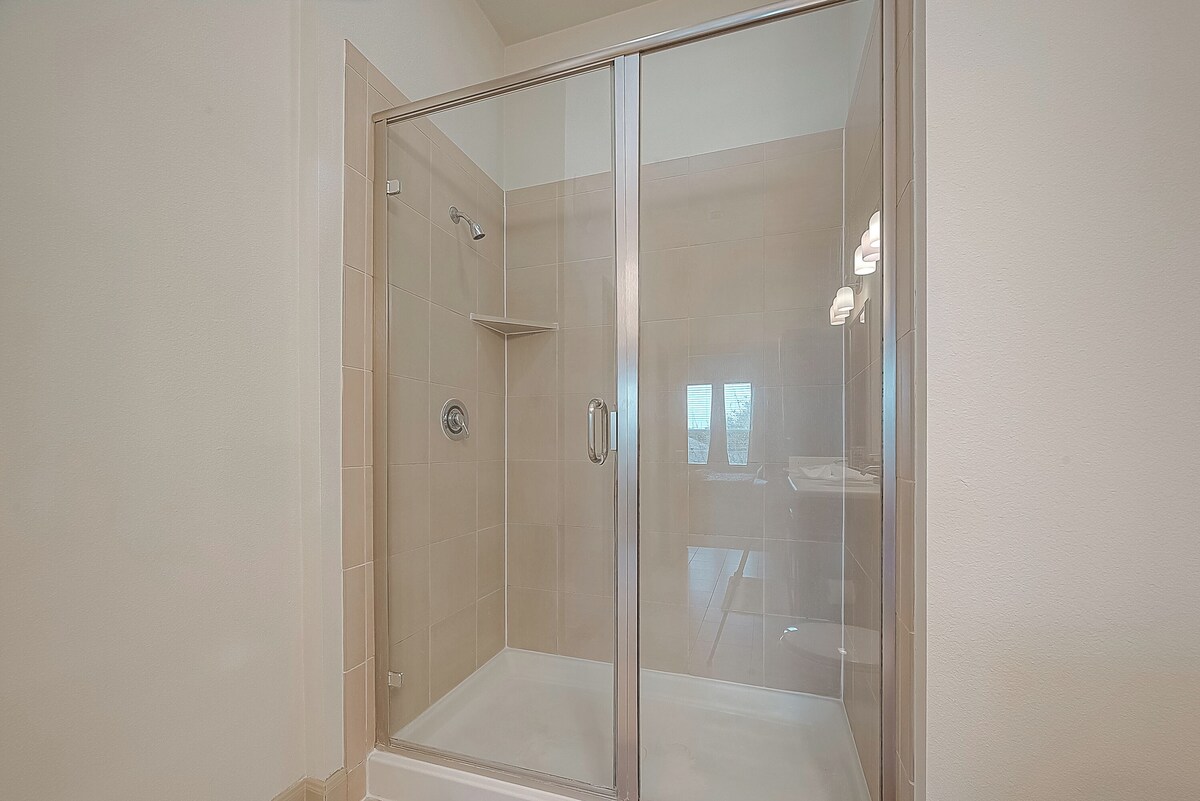 Photo 9 of Charming 2-bedroom apt with Top Notch Amenities, Walking distance to NRG & TMC