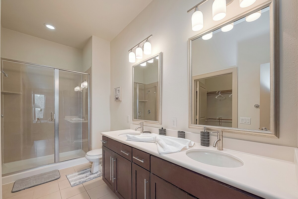 Photo 10 of Charming 2-bedroom apt with Top Notch Amenities, Walking distance to NRG & TMC