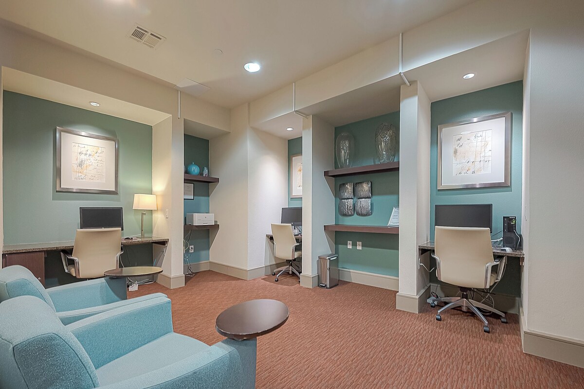 Photo 4 of Charming 2-bedroom apt with Top Notch Amenities, Walking distance to NRG & TMC