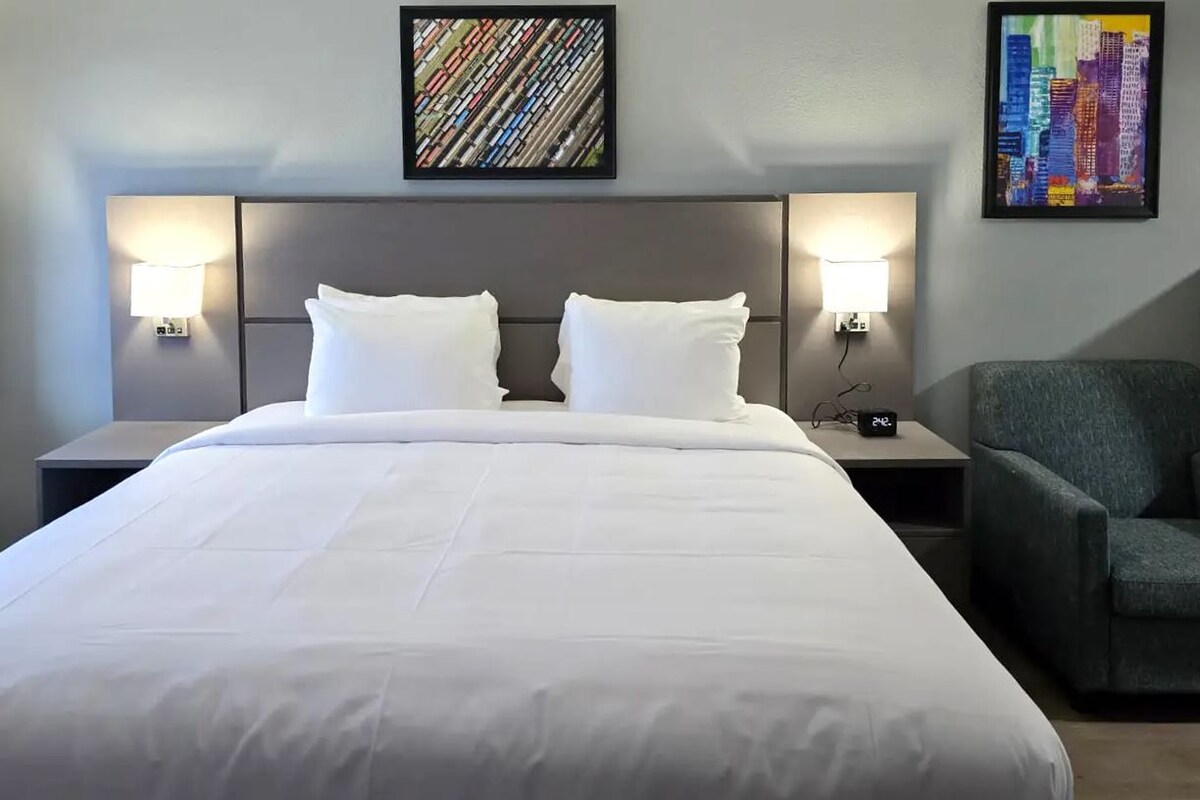 1 King Bed Nonsmoking Accessible