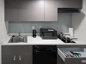 Suite, 1 très grand lit, non-fumeurs, balcon | Wi-Fi gratuit