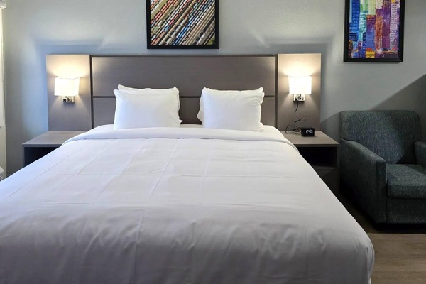 Suite, 1 King Bed, Non Smoking | Free WiFi