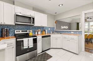 冷蔵庫、電子レンジ、オーブン、コンロ