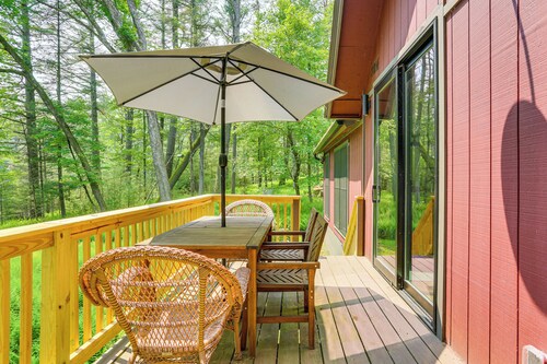 Lake Front Cottage with Loft in Narrowsburg!