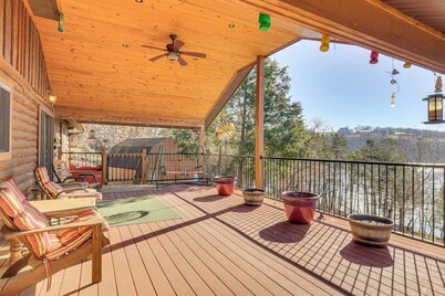 Table Rock Lake Cabin w/ Waterfront Views!