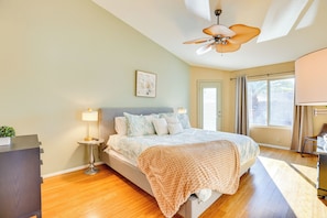 3 bedrooms, desk, travel cot, WiFi - Peaceful Family Home w/ Pool Near Lookout Mtn Park (Phoenix)