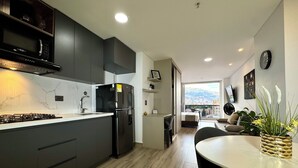 Deluxe Studio, 1 Bedroom, Balcony, City View | Ruang makan