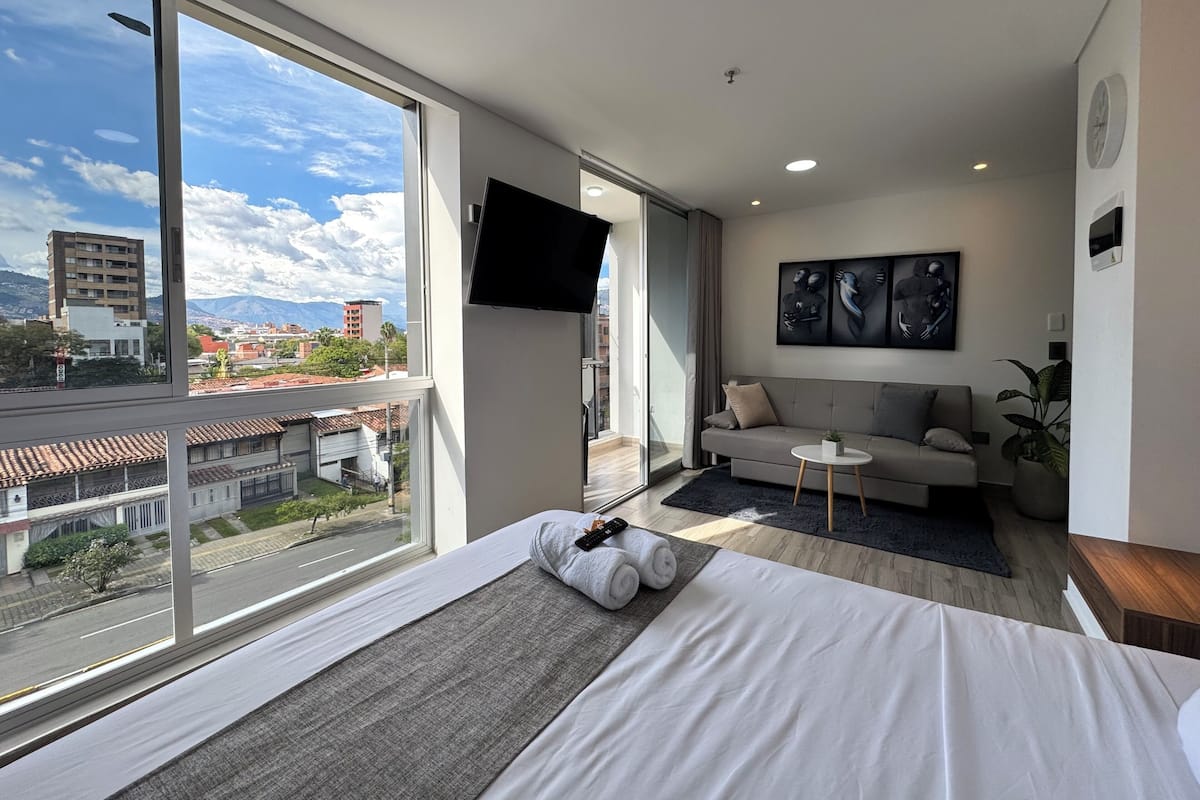 Estúdio luxo, 1 quarto, sacada, vista para a cidade | 1 quarto, roupas de cama premium, Wi-Fi de cortesia, roupa de cama