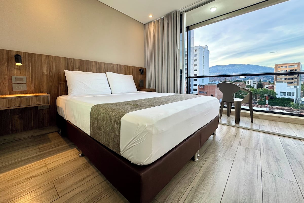 Estudio Deluxe, 1 habitación, balcón, vistas a la ciudad | 1 dormitorio, ropa de cama de alta calidad, wifi gratis y ropa de cama