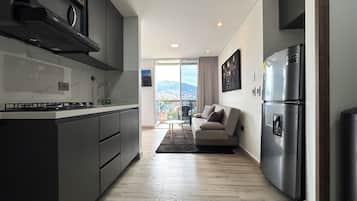 Estudio Deluxe, 1 habitación, balcón, vista a la ciudad | Cocina privada | Refrigerador con congelador, microondas y parrilla de estufa