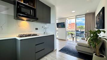 Deluxe studio, 1 slaapkamer, balkon | Privékeuken | Een koelkast met diepvriezer, een microgolfoven, een kookplaat