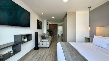 Studio Deluks, 1 kamar tidur, balkon, pemandangan kota | Seprai premium, Wi-Fi gratis, dan seprai linen