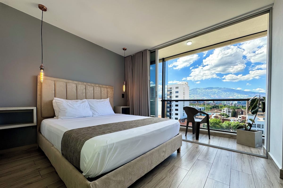 Estudio Deluxe, 1 habitación, balcón, vistas a la ciudad | 1 dormitorio, ropa de cama de alta calidad, wifi gratis y ropa de cama