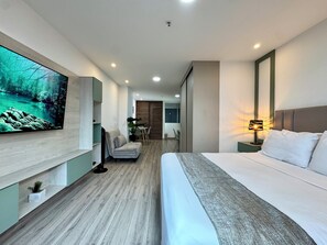Deluxe Studio, Balcony, City View | Premium bedding, free WiFi, bed sheets