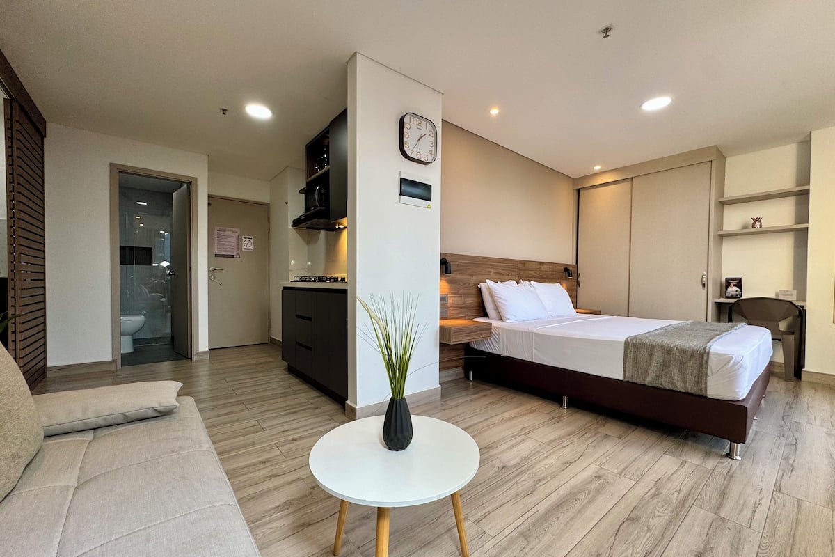 Deluxe Studio, 1 Bedroom, Balcony, City View | Premium bedding, WiFi (free), bed sheets