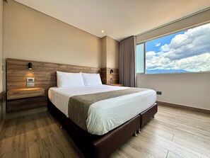 Deluxe Studio, 1 Bedroom, City View | Premium bedding, free WiFi, bed sheets - Torre Zurich Luxury  (Medellín)