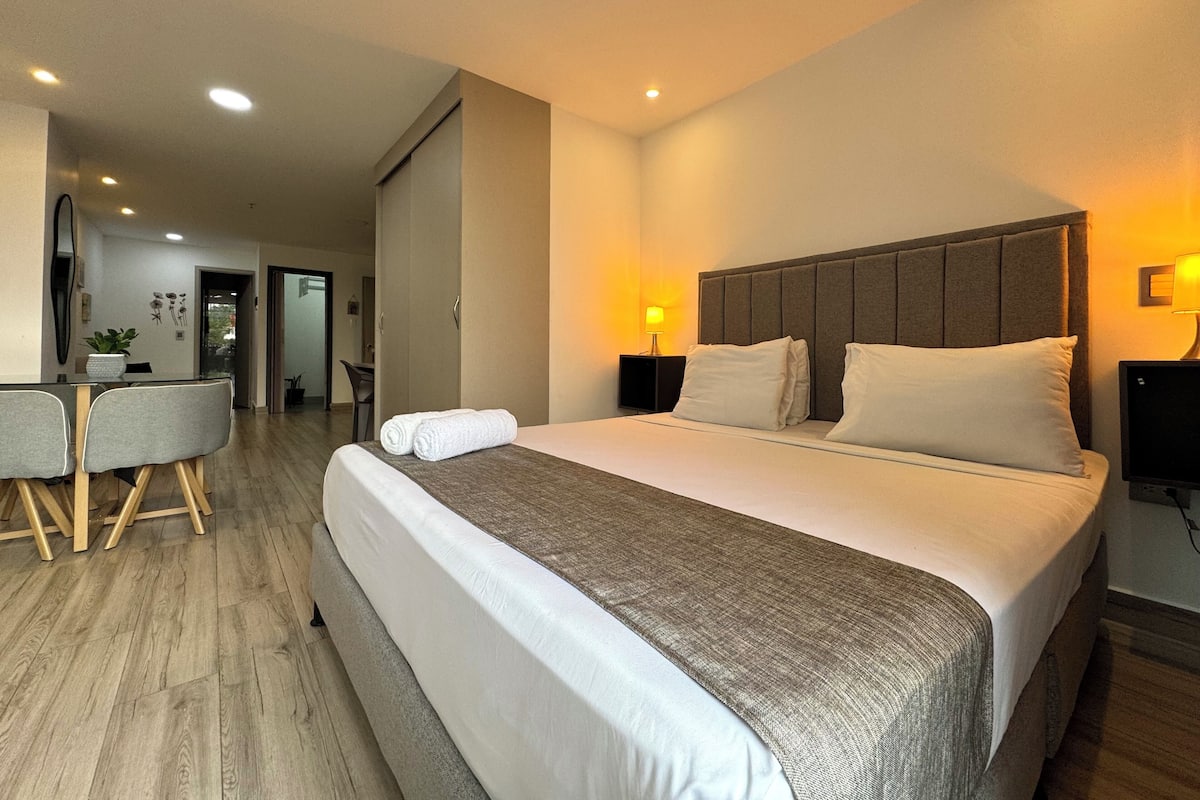 Estúdio luxo, sacada | 1 quarto, roupas de cama premium, Wi-Fi de cortesia, roupa de cama