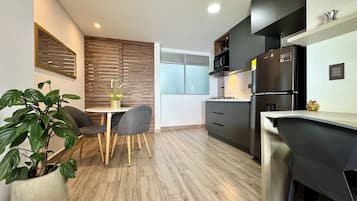 Deluxe-Studio, 1 Schlafzimmer, Balkon, Stadtblick | Eigene Küche | Großer Kühlschrank, Mikrowelle, Herdplatte, Geschirrspüler