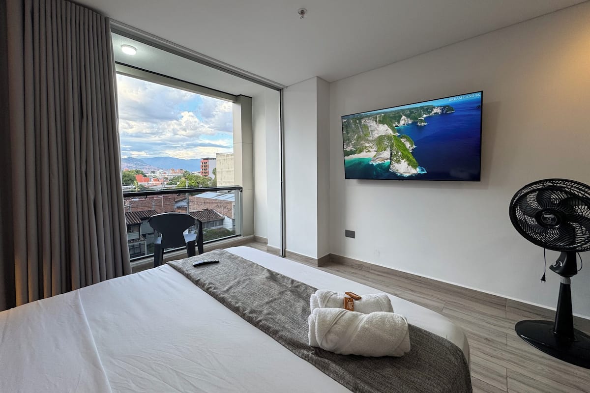 Estúdio luxo, 1 quarto, sacada, vista para a cidade | 1 quarto, roupas de cama premium, Wi-Fi de cortesia, roupa de cama