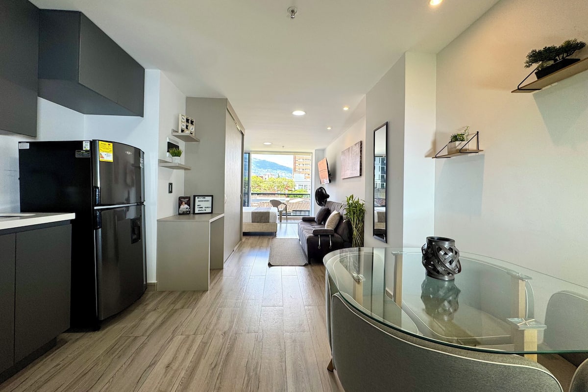 Estudio Deluxe, 1 habitación, balcón | Comedor