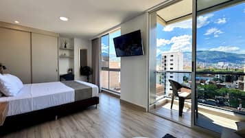 Estudio Deluxe, 1 habitación, balcón, vista a la ciudad | 1 habitación, ropa de cama de alta calidad, wifi gratis y ropa de cama