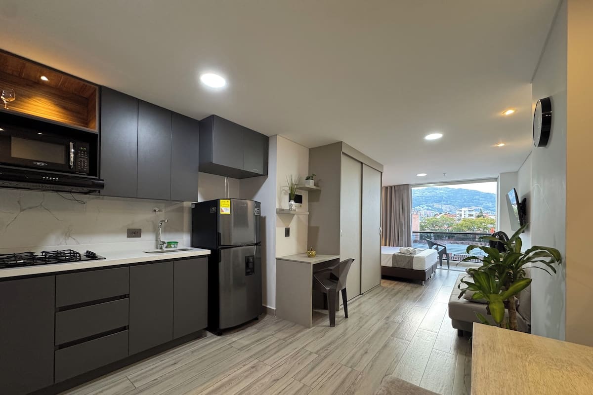 Estudio Deluxe, 1 habitación, balcón | 1 dormitorio, ropa de cama de alta calidad, wifi gratis y ropa de cama