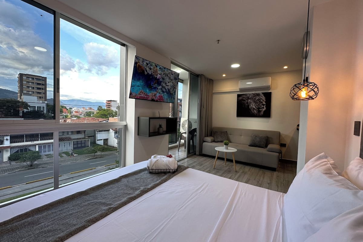 Estúdio luxo, 1 quarto, ar-condicionado | 1 quarto, roupas de cama premium, Wi-Fi de cortesia, roupa de cama