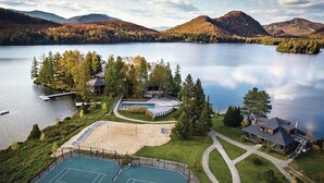 A lakeside property with tennis courts, a swimming pool, and a large house with a dock. - Spahaus 126 - 15mins away from Mont-Tremblant (Lac-Supérieur)