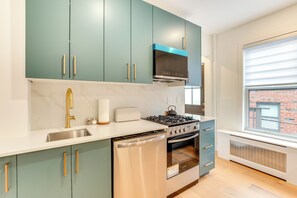Fridge, microwave, stovetop, dishwasher