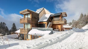 A modern wooden cabin with a balcony, set in a snowy landscape. - Le Bleuet - Vue montagne, pistes accessibles à pied (Chamrousse)