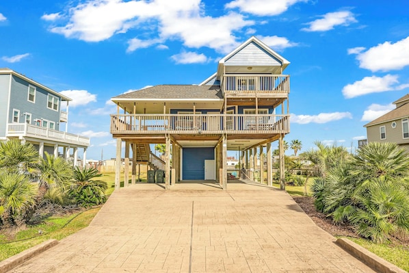 Exterior - Charming 4-bedroom house in Galveston with hot tub, family friendly! (Galveston)