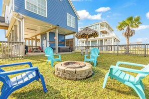 Terrace/patio - Charming 4-bedroom house in Galveston with hot tub, family friendly! (Galveston)
