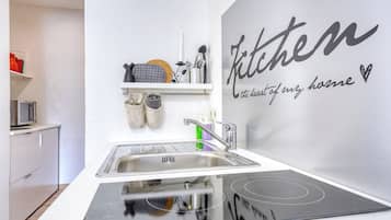 Kühlschrank, Mikrowelle, Herdplatte, Geschirrspüler