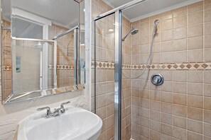 Douche, serviettes fournies, savon, shampoing