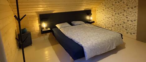 2 habitaciones, tabla de planchar con plancha, cuna de viaje y wifi