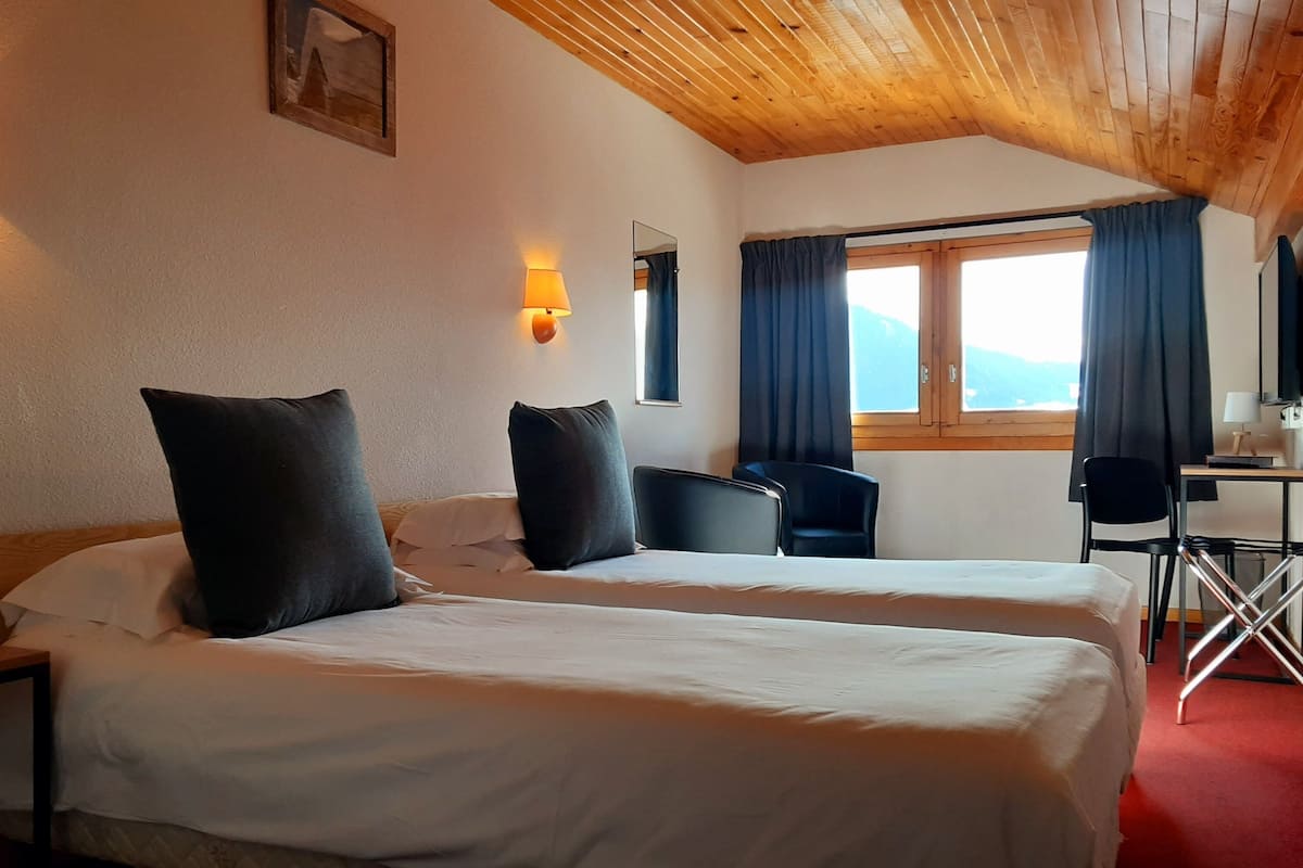 Comfort vierpersoonskamer, uitzicht op bergen | Verduisterende gordijnen, gratis babybedden, gratis wifi, beddengoed