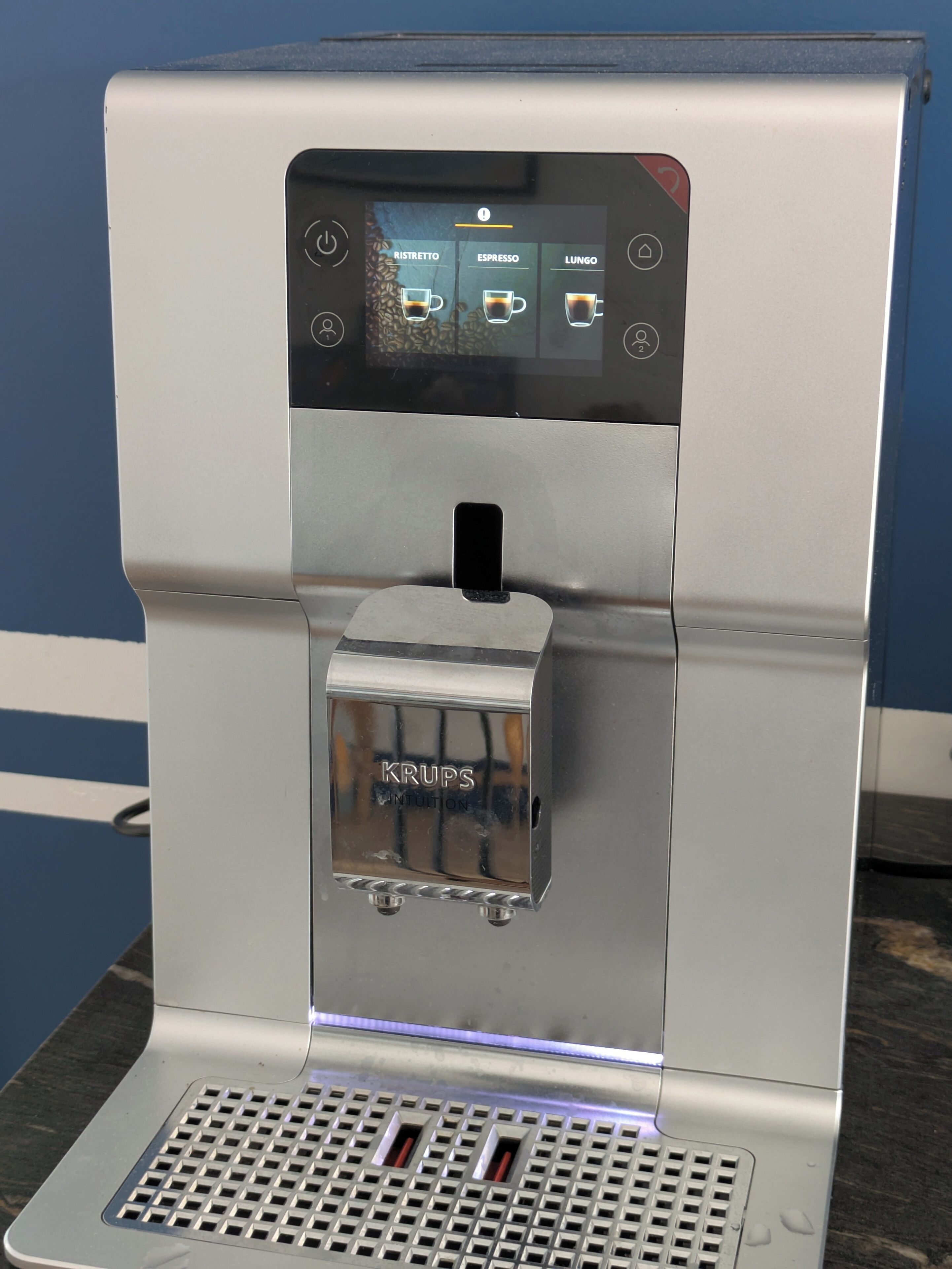 En Krups espressomaskine med digitalt display og flere kaffeindstillinger.