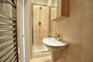 Casa premier, 2 quartos, 2 banheiros, vista para a cidade | Banheiro | Secador de cabelo, chinelos, toalhas de banho, sabonete