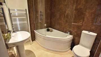 Premier House, 2 Bedrooms, 2 Bathrooms, City View | Bathroom | Hair dryer, slippers, towels, soap