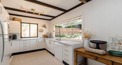 Coastal vintage cottage brimming with character and charm just moments to beaches, bay and cafes.