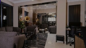 Lobby-lounge