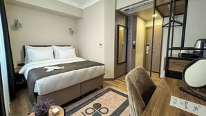 Sengetøy av topp kvalitet, minibar, safe på rommet og skrivebord