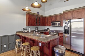 Fridge, microwave, oven, coffee/tea maker