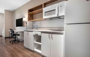Studio Standar, 1 Tempat Tidur King, Bebas Asap Rokok, lemari es (Microwave) | Dapur pribadi | Lemari es besar, microwave, kompor, dan mesin pencuci piring