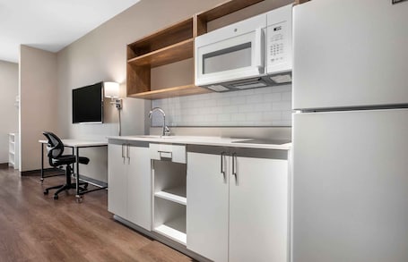 Full-sized fridge, microwave, stovetop, dishwasher. Extended Stay America Premier Suites - Bradenton