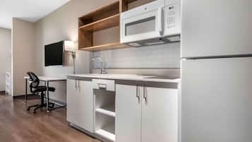 Full-size fridge, microwave, stovetop, dishwasher