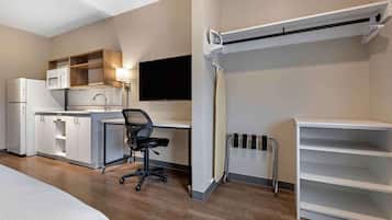 Standard Studio, 1 Queen Bed, Non Smoking, Refrigerator (Microwave) | Premium bedding, laptop workspace, iron/ironing board, WiFi (free)